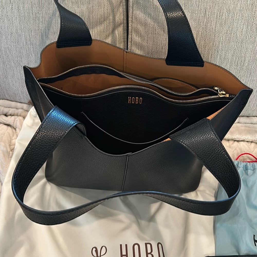 HOBO Vida Tote. Center floating pocket. 3 slip. No smoke.